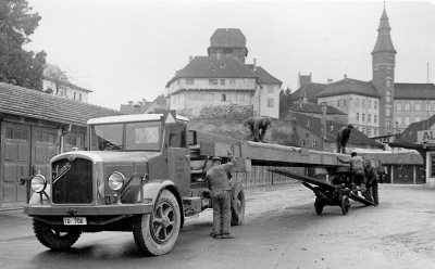 Schwertransport vor Schloss und Rathaus in Frauenfeld