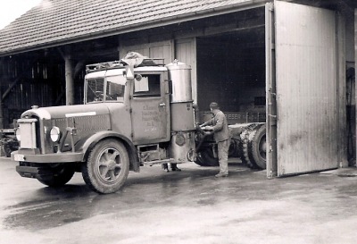 Saurer mit Holzvergaser während des Krieges