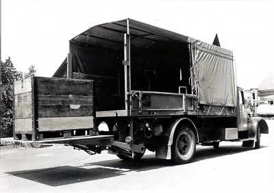 Am Camionagefahrzeug ist die erste Hebebühne montiert