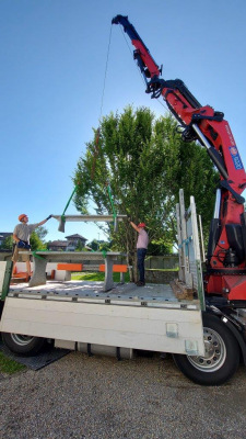 Der 500 kg Tisch wird in 28 Meter Entfernung millimetergenau platziert