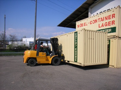 Als mobiler Lagerraum bringen wir Ihnen einen 20'-Container direkt zu Ihnen nach Hause