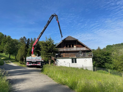 Mit dem Knick im Arm kommt man mühelos übers Hausdach