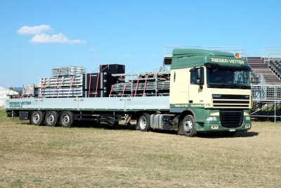 Sattelschlepper unterwegs mit Gerüstmaterial