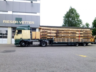 Satelschlepper mit Holzelementen für den Hausbau