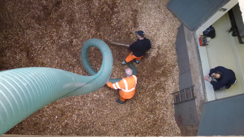 saugen von feuchten Holzschnitzeln