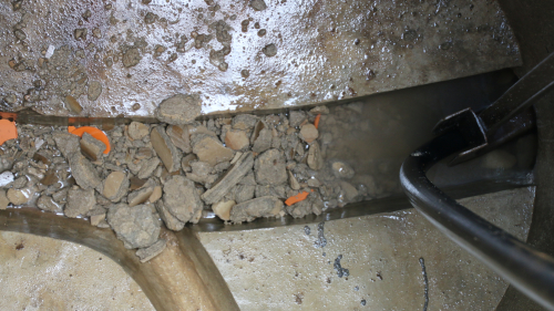 gelöste Kalkscherben in der Durchlaufrinne