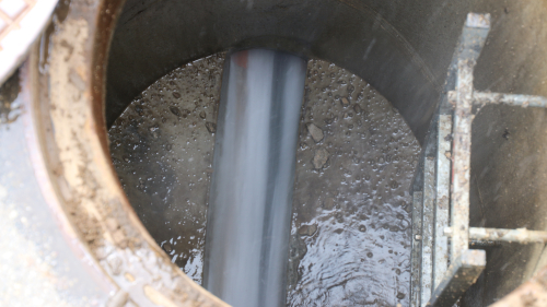 sehr hoher Wasserdruck reinigt die Innenwandung der Rohre
