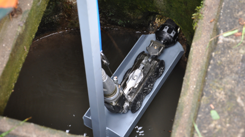 Die kleine Schwenkkopf-Kamera wird in das Rohr eingeführt