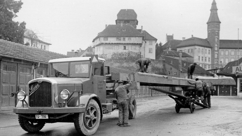 Schwertransport vor Schloss und Rathaus in Frauenfeld