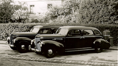 Taxi mit angebautem Holzvergaser