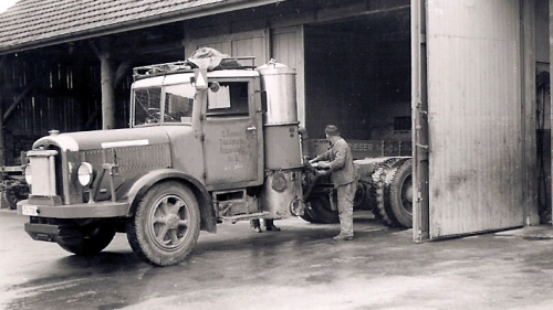 Saurer mit Holzvergaser während des Krieges
