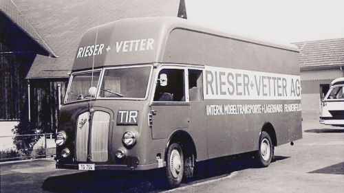 rechtsgesteuerter Saurer mit absattelbarem Möbelaufbau