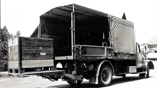 Am Camionagefahrzeug ist die erste Hebebühne montiert