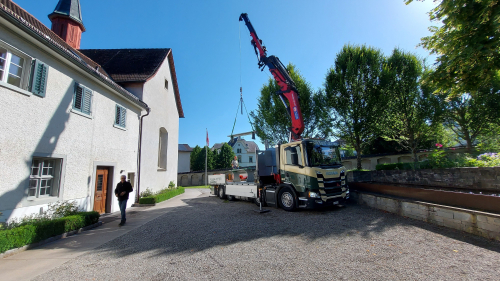Der 500 kg Tisch wird in 28 Meter Entfernung millimetergenau platziert