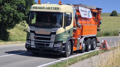 Mit Recycling Fahrzeug an der Arbeit