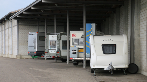 gedeckter Platz für Wohnmobile und Wohnwagen