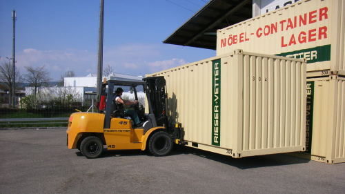 Als mobiler Lagerraum bringen wir Ihnen einen 20'-Container direkt zu Ihnen nach Hause