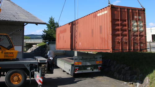 Ein 40 Fuss Container wird für den Belad bereit gemacht