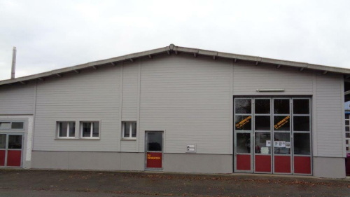 Werkhalle mit Büroräumen und Nasszelle