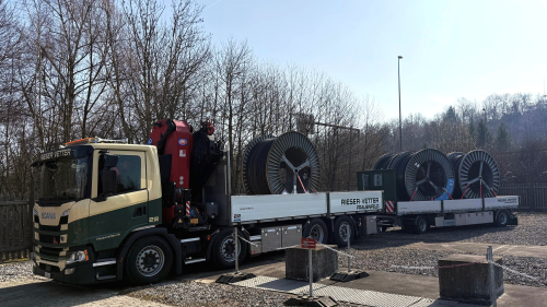 Kran mit Anhängerzug beladen