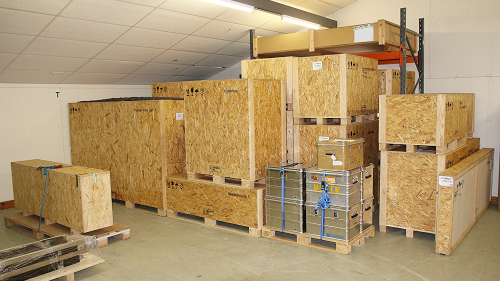 speziell angefertigte Holzkisten - parat für Sammelseefracht